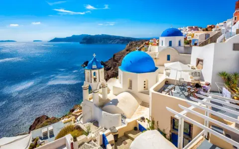 Santorini, z białymi domkami i niebieskimi kopułami, to idealna odpowiedź na pytanie, ktora grecka wyspe wybrac. Widok zapiera dech!