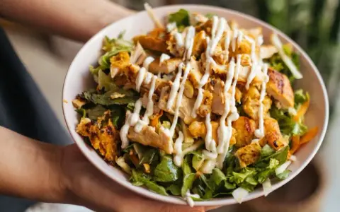 Jak zrobić sałatkę kebab, która zachwyci Twoich gości i jest prosta w przygotowaniu