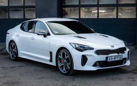 Biała Kia Stinger 3.3 prezentuje się dynamicznie. Zastanawiasz się nad jej spalaniem?