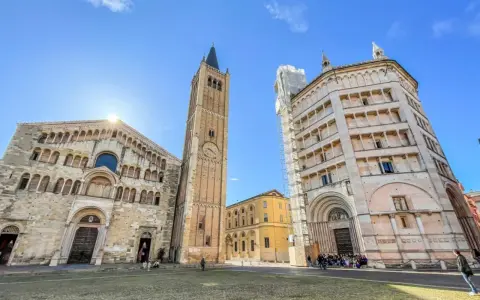 Piazza del Duomo a Parma, con il Battistero, il Duomo e il Campanile. Un luogo perfetto per visitare Parma e ammirare l'architettura romanica.