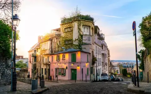Charmante Gasse in Montmartre, Paris. Ein rosa Restaurant mit grünen Fensterläden. Tolle Paris Tipps für deinen nächsten Besuch!