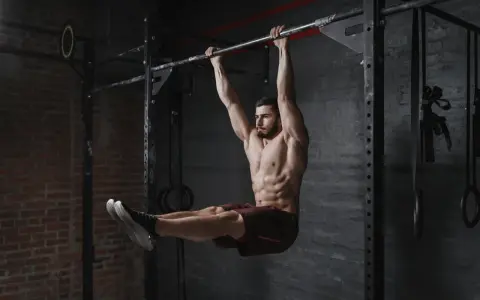 CrossFit czy kalistenika? Wybierz idealny trening dla siebie