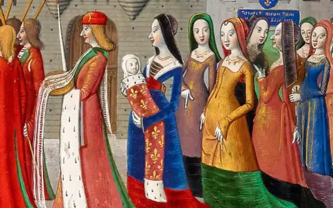 En procession från medeltiden år. En man med röd mössa bär en baby i en blå dräkt med gyllene liljor. Kvinnor i färggranna kläder följer.