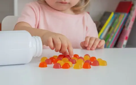 Dziecko wybiera żelki, które mogą być podawane jako żelazo noworodkowi.