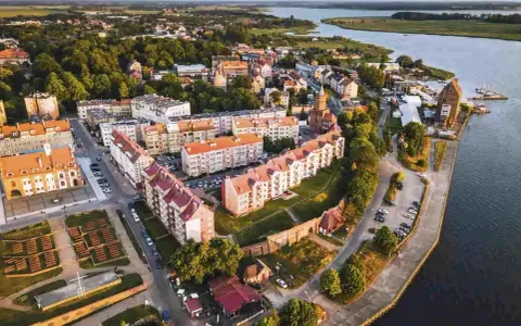 Kamień Pomorski: malownicze miasto nad wodą, idealne na rodzinne wycieczki. Atrakcje dla dzieci czekają!