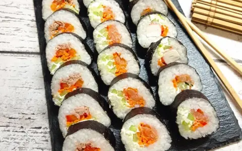 Gotowe rolki sushi z łososiem, tuńczykiem i paluszkami krabowymi. Idealne, by zacząć przygodę, jak zrobić sushi!