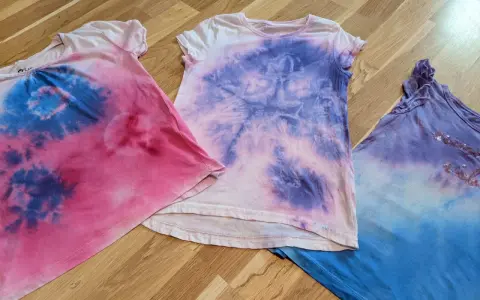 Batik-Shirts in Rosa, Lila und Blau, perfekt für das Batiken mit Kindern. Jedes Stück ein Unikat!