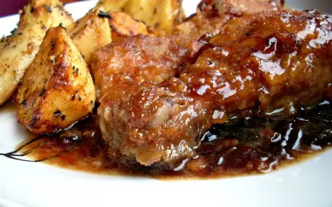 Soczysty kurczak po japońsku w sosie teriyaki, podany z pieczonymi ziemniakami.