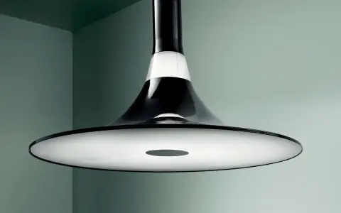 Lampadario moderno con design a cono rovesciato, un elemento di design per creare atmosfere uniche con le sue itre illuminazione.