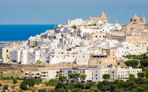 La Città Bianca di Ostuni, con le sue case bianche a picco sul mare, è un incanto da scoprire. Ecco cosa vedere!