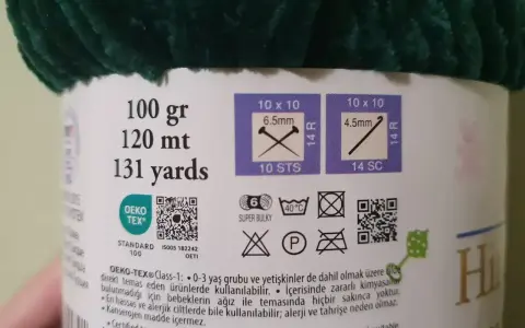 100g włóczki, 120m, 131 yards. Idealna ilość na szalik.