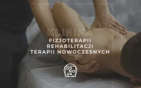 Fizjoterapeuta wykonuje masaż pleców pacjenta. Klinika oferuje nowoczesną rehabilitację, np. po złamaniu trójkostkowym.