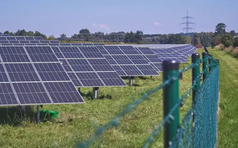 Campo de paneles solares capturando la luz del sol, demostrando las ventajas de la energía solar para un futuro sostenible.