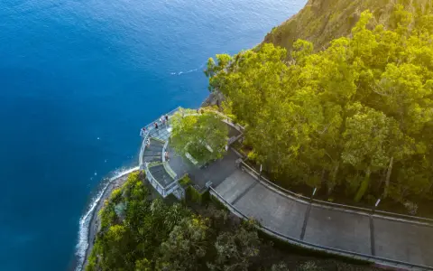 Blick vom Cabo Girão auf das tiefblaue Meer. Eine Glasplattform bietet atemberaubende Ausblicke.