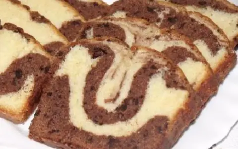 Pyszna babka marmurkowa, idealna na niedzielne popołudnie. Ten przepis na szklanki jest prosty i szybki.
