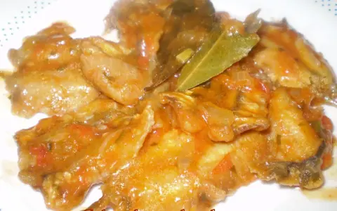 Boquerones en salsa con finas hierbas, un plato delicioso.