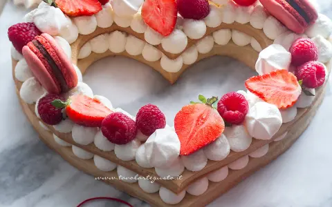 Cuore di biscotto con crema chantilly, fragole, lamponi e macarons. Una deliziosa cream tart senza lattosio, perfetta per San Valentino.