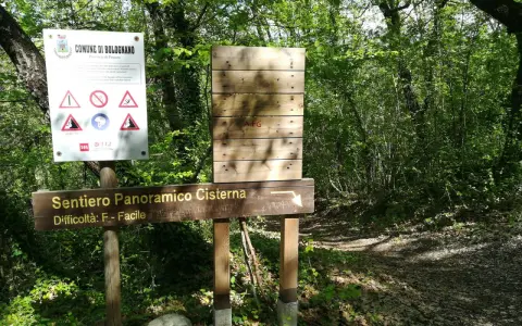 Sentiero Panoramico Cisterna, nel Comune di Bolognano. Segnaletica con indicazioni e pericoli.
