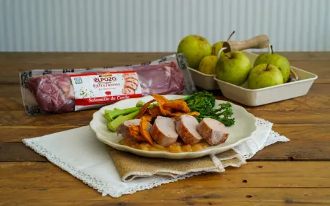 Delicioso solomillo de cerdo a baja temperatura, jugoso y tierno, acompañado de brócoli y puré de manzana.