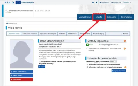 Czerwona strzałka wskazuje przycisk "Oferta" na stronie internetowej uczelni.
