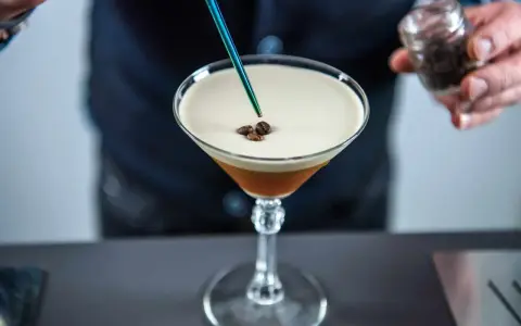 Likier kawowy: Drinki, przepisy, sekrety. Zaskocz smakiem!