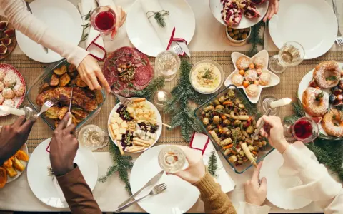Festliches weihnachtsessen einen tag vorher vorbereiten: Braten, Gemüse, Käseplatte und Gebäck auf dem Tisch.