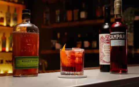 Bulleit Rye, Campari i Martini Riserva Speciale Rubino tworzą idealny koktajl. Negroni czy Boulevardier? Wybór należy do Ciebie!