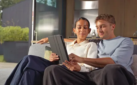 Ein Paar genießt entspannt einen Film auf dem Tablet. Die hohe netzgeschwindigkeit mbps sorgt für ruckelfreies Streaming.