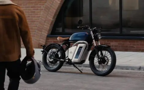Eleganckie motocykle retro w miejskiej scenerii. Mężczyzna w brązowej kurtce trzyma kask, gotowy do jazdy.