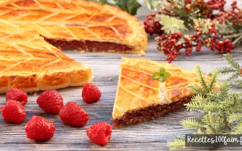 Délicieuse galette des rois framboise, garnie de fruits rouges et décorée de menthe. Parfaite pour une fête !