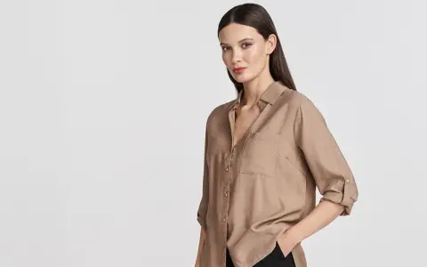 Elegancka koszula w kolorze mokka, z podwiniętymi rękawami, idealna na co dzień.