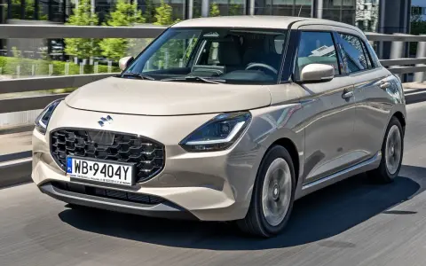 Nowy Suzuki Swift w kolorze beżowym na drodze. Sprawdź aktualne suzuki swift - ceny i oferty.