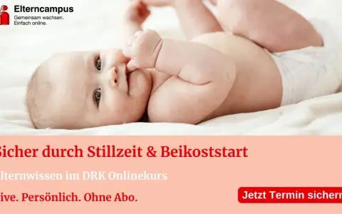 Ein süßes Baby liegt auf dem Rücken und spielt mit seiner Hand. Erfahren Sie mehr über Stillen, wie oft stillen 1 Monate altes Baby, und Beikost.