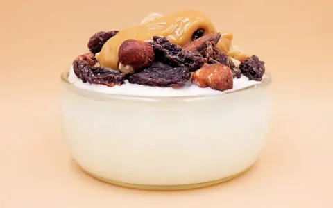 Jogurt proteinowy z bakaliami i karmelem. Idealny dla sportowców i osób dbających o sylwetkę.