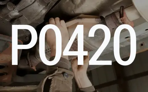 Mechanik sprawdza katalizator Peugeota z powodu błędu DTC P0420.