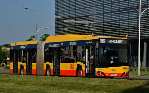 Długi, przegubowy autobus 186 z napisem "jestem ekologiczny - CNG" jedzie w kierunku Nowodworów.