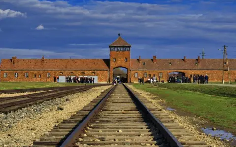 Brama obozowa Auschwitz, tory kolejowe prowadzące do niej. Informacje o auschwitz bilety cennik dla zwiedzających.