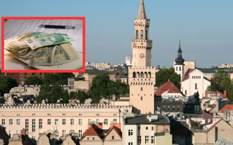 Pieniądze na papierach obok ratusza. Czy to odpowiedź na pytanie, ile zarabia historyk?