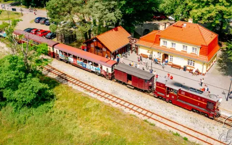 Niechorze pociągiem? Odkryj łatwy dojazd i wąskotorówkę!