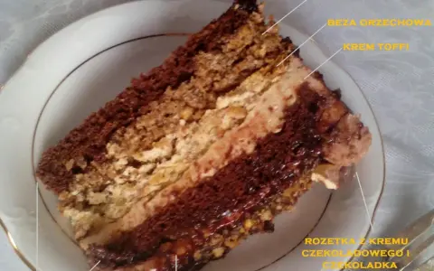 Kawałek tortu toffifee z kremem toffi, bezą orzechową i czekoladą.