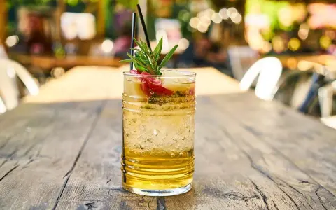 Orzeźwiający gin pomarańczowy z plasterkami owoców i rozmarynem. Idealny na letnie popołudnie.