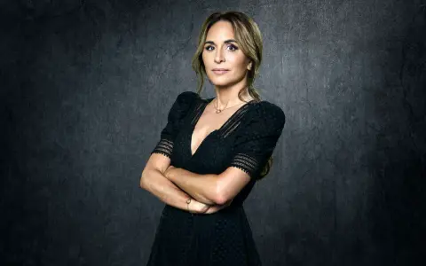 Alexandra Rapaport i svart klänning, redo för nya filmer.