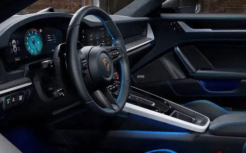 Der porsche 911 innenraum mit blauen Akzenten und digitalem Cockpit. Luxuriöses Leder und Carbon-Details.