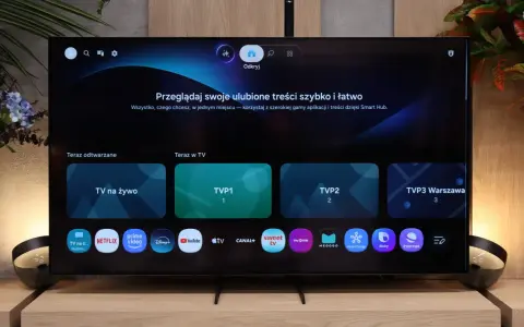 Telewizor z interfejsem Smart Hub. Widoczne aplikacje: TVP1, TVP2, Netflix, Prime Video, Disney+, YouTube.