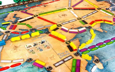 Planszówka z mapą świata, gdzie można wsiąść do pociągu dookoła świata, budując trasy między miastami jak Murmansk, Hamburg, Lagos, Moskva, Teheran, Hongkong i Bangkok.