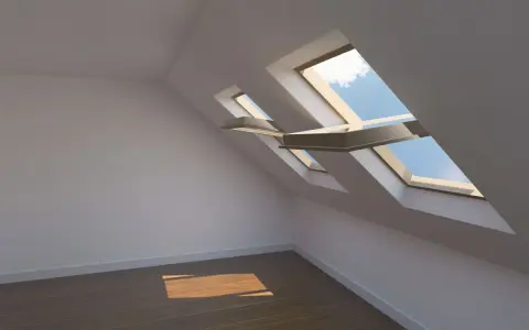 Luce solare entra da una finestra nel tetto, illuminando un pavimento in legno.