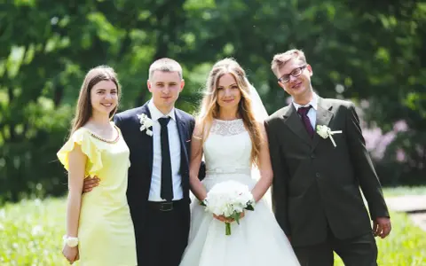 Para ślubna z dwoma świadkami, którzy towarzyszyli im na ślubie cywilnym.