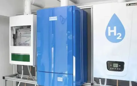 Calentadores de gas y un dispositivo con el símbolo H₂ para hidrógeno verde.