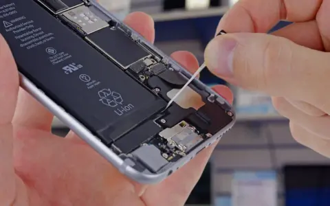 Ile trwa wymiana baterii iPhone? Czas naprawy i co warto wiedzieć