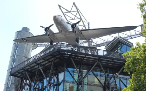 Samolot nad budynkiem Deutsches Technikmuseum w Berlinie. Napis "Einfach für Dich!" zdobi fasadę.